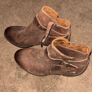 b.o.c. Women's Brown Ankle Boots